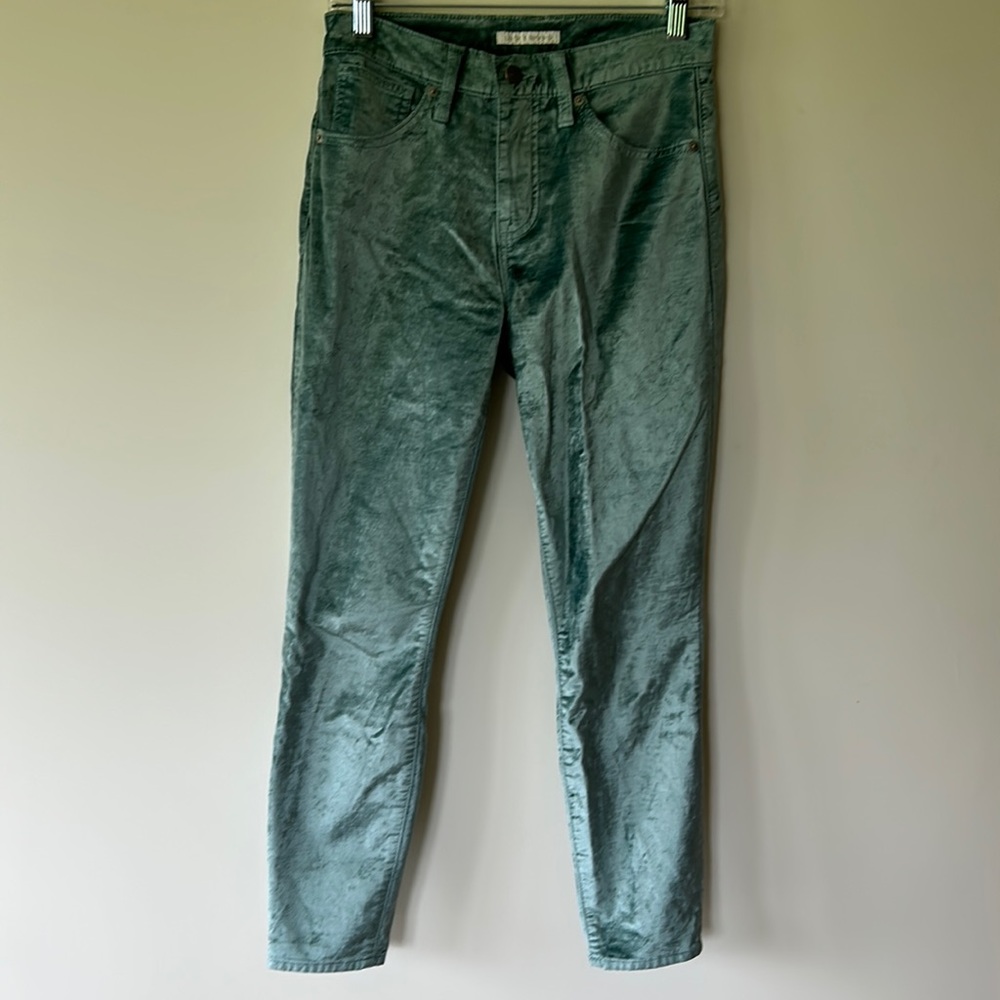 Lucky Brand velvet skinny cut pants / jeans in sea foam green. Size 4 / 27 EUC.